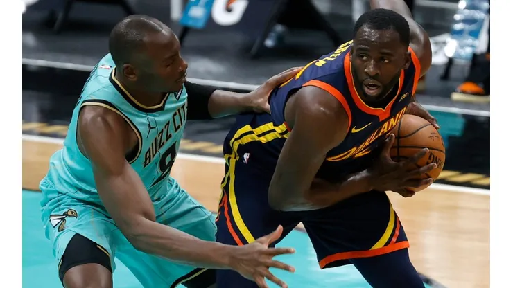 Bismack Biyombo guarding Draymond Green during the Warriors-Hornets last game. (Getty)