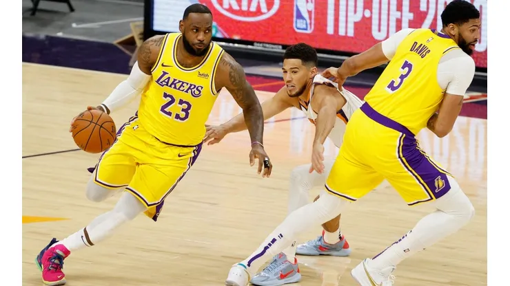 LeBron James playing against Devin Booker in the 2020/21 NBA season. (Getty)