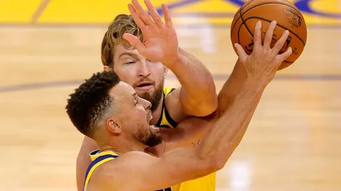 Domantas Sabonis guarding Stephen Curry. (Getty)