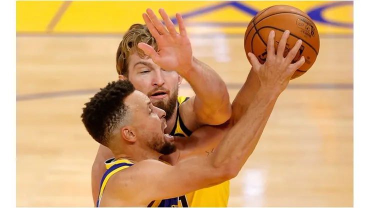 Domantas Sabonis guarding Stephen Curry. (Getty)