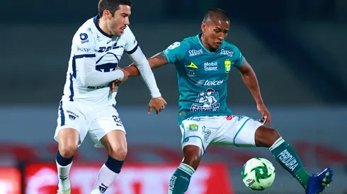 Juan Vigon (left) of Pumas UNAM struggles for the ball against Pedro Aquino (right) of Leon. (Getty)