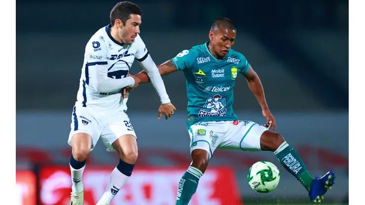 Juan Vigon (left) of Pumas UNAM struggles for the ball against Pedro Aquino (right) of Leon. (Getty)