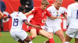 Crystal Dunn (left) and Lindsey Horan (right) of the United States and Rebecca Quinn (centre) of Canada. (Getty)