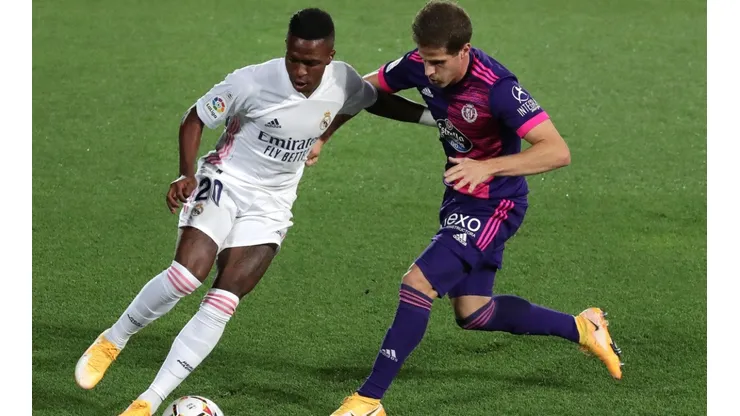 Vinicius Junior of Real Madrid (left) is challenged by Pablo Hervias of Real Valladolid (right). (Getty)