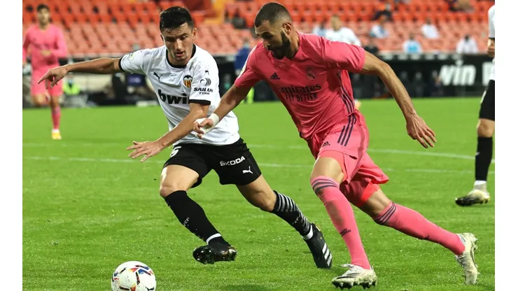 Karim Benzema (right) of Real Madrid takes on Toni Lato of Valencia (left). (Getty)