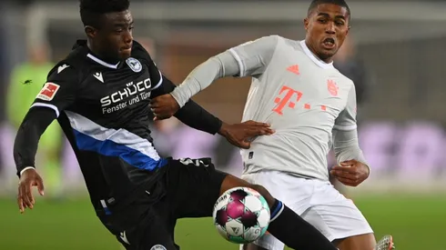 Bielefeld's Anderson Lucoqui (left) in action against Bayern's Douglas Costa (right). (Getty)