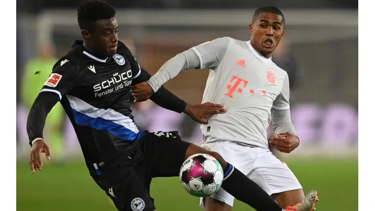 Bielefeld's Anderson Lucoqui (left) in action against Bayern's Douglas Costa (right). (Getty)