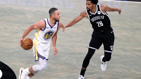 Stephen Curry (left) of the Golden State Warriors dribbles against Spencer Dinwiddie (right) of the Brooklyn Nets. (Getty)