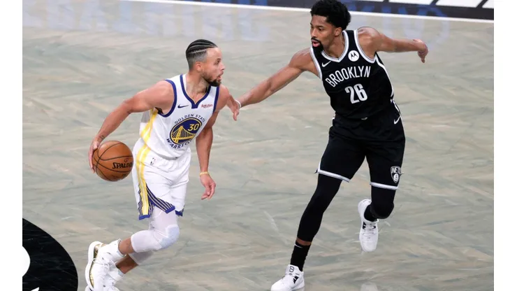 Stephen Curry (left) of the Golden State Warriors dribbles against Spencer Dinwiddie (right) of the Brooklyn Nets. (Getty)