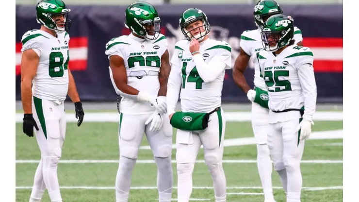 Sam Darnold (center) and the Jets' offensive line. (Getty)