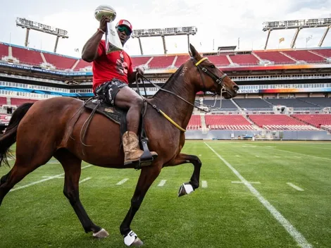 Devin White celebrates Super Bowl victory riding a horse around Raymond James Stadium