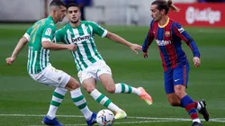 Antoine Griezmann (right) of Barcelona takes on Guido Rodriguez (left) and Marc Bartra (centre) of Real Betis. (Getty)