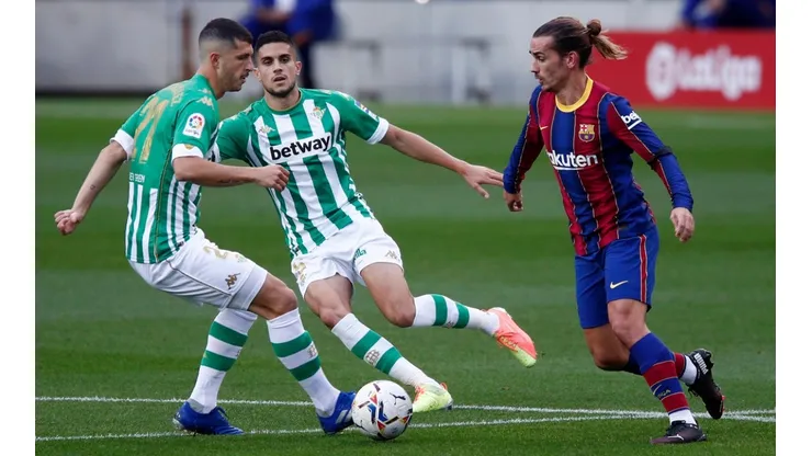 Antoine Griezmann (right) of Barcelona takes on Guido Rodriguez (left) and Marc Bartra (centre) of Real Betis. (Getty)