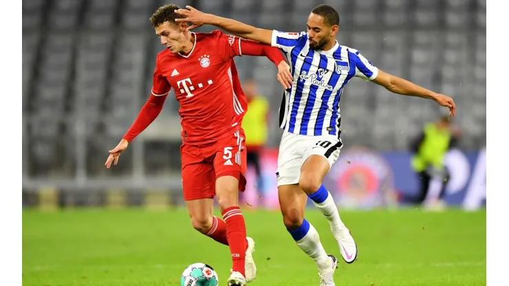 Benjamin Pavard (left) of Bayern Munich battles for possession with Matheus Cunha (right) of Hertha Berlin. (Getty)