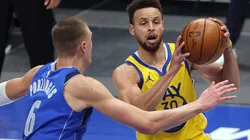 Stephen Curry (right) of the Golden State Warriors takes a shot against Kristaps Porzingis (left) of the Dallas Mavericks. (Getty)