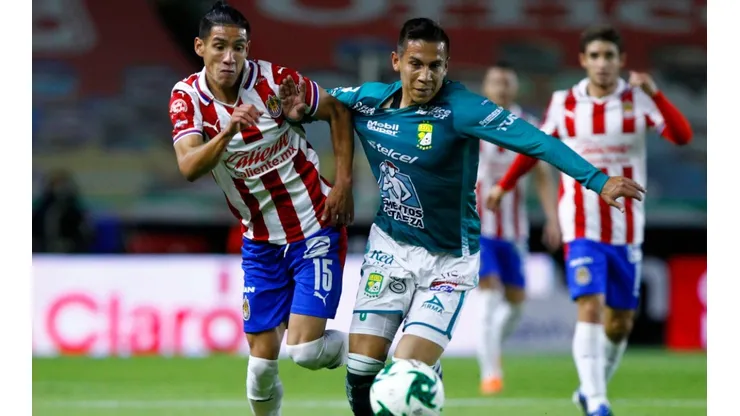 Uriel Antuna of Chivas (left) competes for the ball with José Rodríguez of León during the semifinal second leg match of the Liga MX Guard1anes Tournament 2020 (Getty).