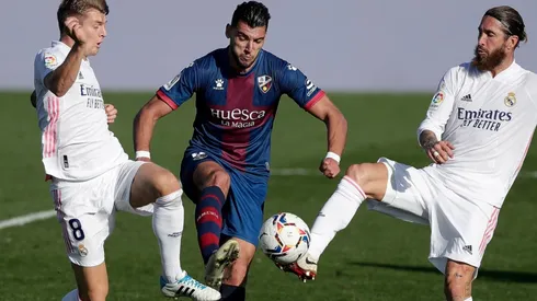 Toni Kroos (left) and Sergio Ramos (right) of Real Madrid battle for possession with Rafa Mir (centre) of Huesca. (Getty)