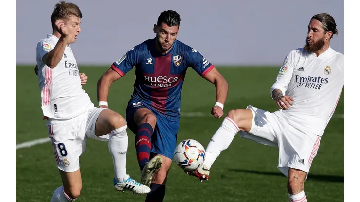 Toni Kroos (left) and Sergio Ramos (right) of Real Madrid battle for possession with Rafa Mir (centre) of Huesca. (Getty)