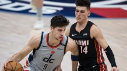 Deni Avdija dribbling past Tyler Herro. (Getty)