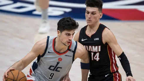 Deni Avdija dribbling past Tyler Herro. (Getty)