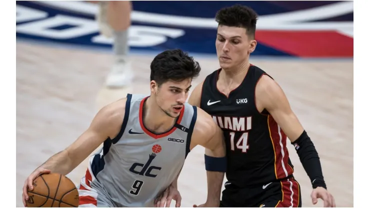 Deni Avdija dribbling past Tyler Herro. (Getty)