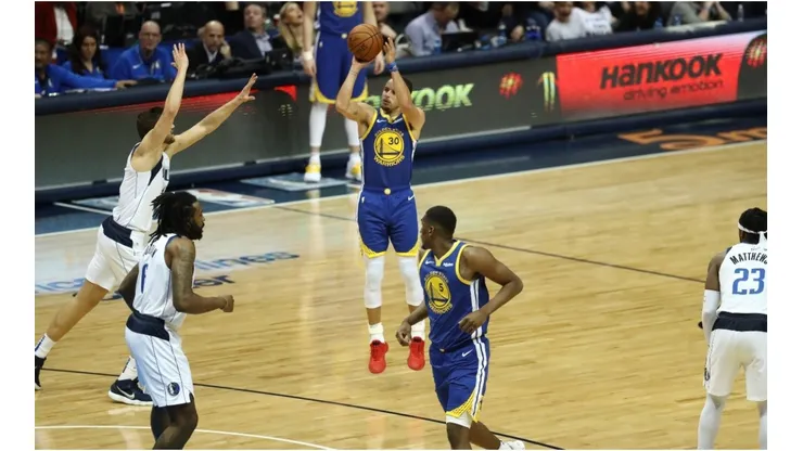 Stephen Curry vs. the Mavericks. (Getty)