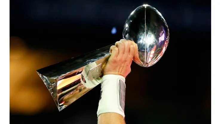 Tom Brady of the New England Patriots celebrates holding the Vince Lombardi Trophy in 2015. (Getty)