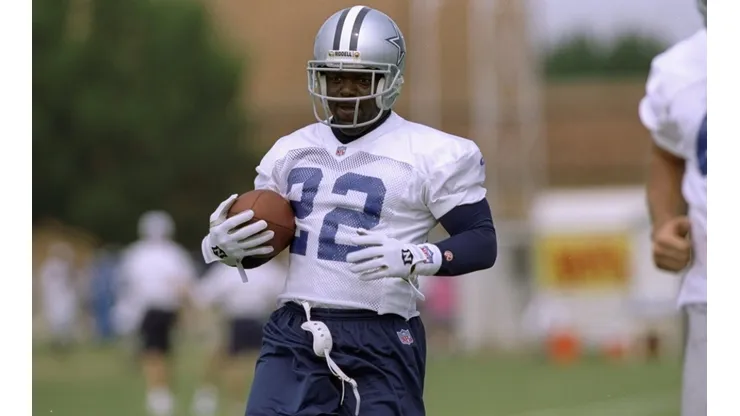 Running back Emmitt Smith of the Dallas Cowboys in action during the 1998 Dallas Cowboys Training Camp. (Getty)