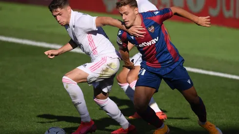 Federico Valverde (left) of Real Madrid battles for possession with Dani Gomez (right) of Levante. (Getty)
