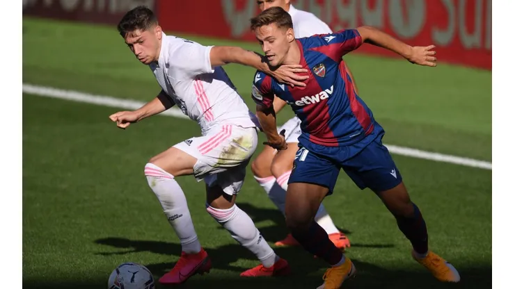 Federico Valverde (left) of Real Madrid battles for possession with Dani Gomez (right) of Levante. (Getty)