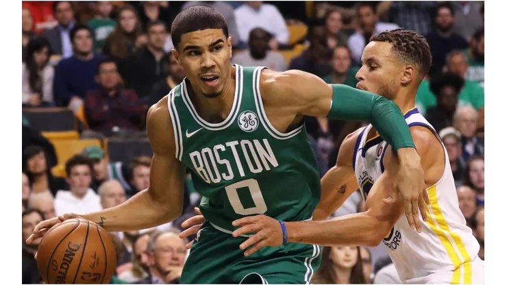 Stephen Curry guarding Jayson Tatum. (Getty)