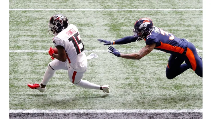 Brandon Powell (left) of the Atlanta Falcons scores a receiving touchdown against Justin Simmons (right) of the Denver Broncos. (Getty)