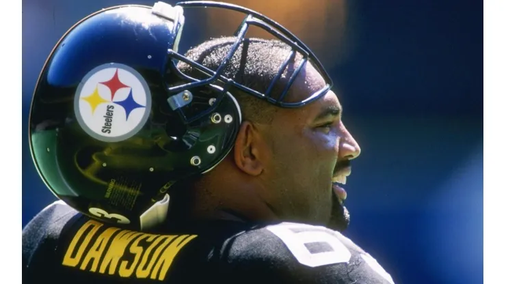 Dermontti Dawson of the Pittsburgh Steelers in action against the Detroit Lions. (Getty)