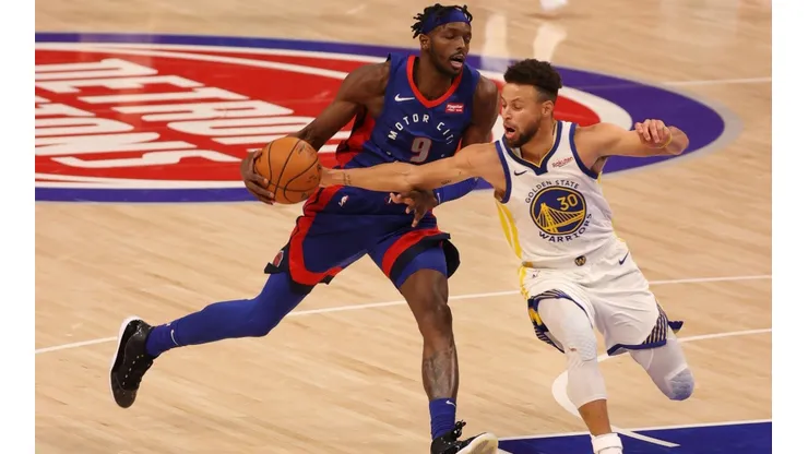 Jerami Grant (left) of the Detroit Pistons tries to get around Stephen Curry (right) of the Golden State Warriors. (Getty)