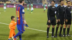 Afghan boy Murtaza Amadi walks with Lionel Messi of Barcelona in 2016. (Getty)