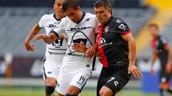 Victor Malcorra (right) of Atlas fights for the ball with Carlos Gutiérrez (left) of Pumas. (Getty)