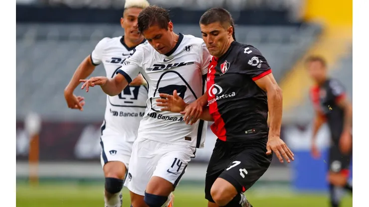 Victor Malcorra (right) of Atlas fights for the ball with Carlos Gutiérrez (left) of Pumas. (Getty)