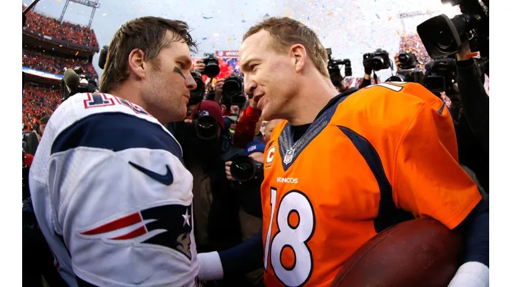 Tom Brady and Peyton Manning during their last meeting in 2015. (Getty)