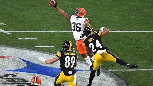 M.J. Stewart (centre) of the Cleveland Browns intercepts a pass against the Pittsburgh Steelers. (Getty)