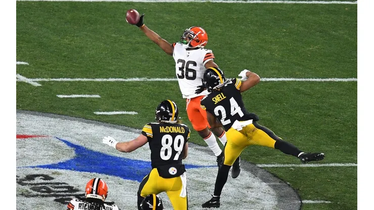 M.J. Stewart (centre) of the Cleveland Browns intercepts a pass against the Pittsburgh Steelers. (Getty)