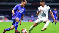 Josue Dominguez (left) of Cruz Azul struggles for the ball against Kevin Alvarez (right) of Pachuca. (Getty)