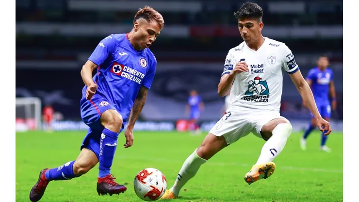 Josue Dominguez (left) of Cruz Azul struggles for the ball against Kevin Alvarez (right) of Pachuca. (Getty)
