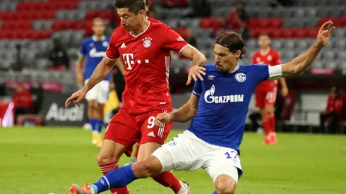 Robert Lewandowski (left) of Bayern Munich battles for the ball with Benjamin Stambouli (right) of Schalke 04. (Getty)