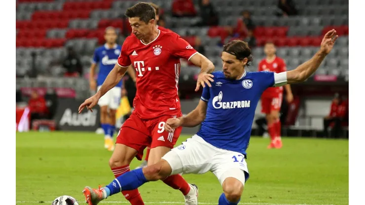 Robert Lewandowski (left) of Bayern Munich battles for the ball with Benjamin Stambouli (right) of Schalke 04. (Getty)