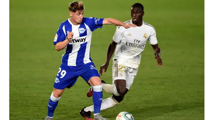 Ferland Mendy (right) of Real Madrid challenges Borja Sainz (left) of Alaves. (Getty)