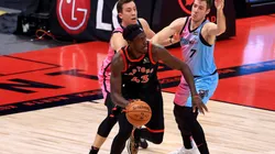 Pascal Siakam (centre) of the Toronto Raptors drives on Goran Dragic (right) of the Miami Heat. (Getty)