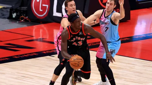 Pascal Siakam (centre) of the Toronto Raptors drives on Goran Dragic (right) of the Miami Heat. (Getty)