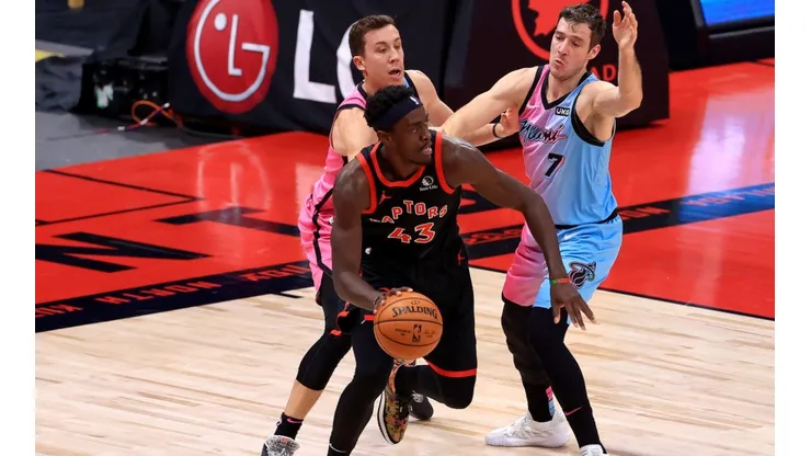 Pascal Siakam (centre) of the Toronto Raptors drives on Goran Dragic (right) of the Miami Heat. (Getty)