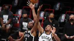 Kevin Durant and Giannis Antetokounmpo go for the ball. (Getty)