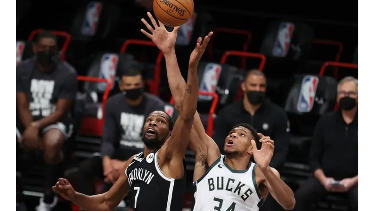 Kevin Durant and Giannis Antetokounmpo go for the ball. (Getty)